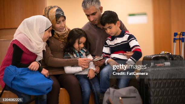 happy immigrant familie stock foto - happy arab family on travel stockfoto's en -beelden