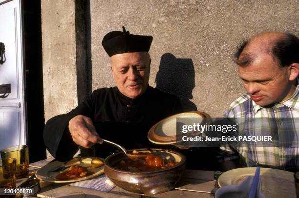 Soup Of The Priest In France In 1987 - Not only is the former Anglican priest has converted to Catholicism pure and hard, but he was also devoted to...