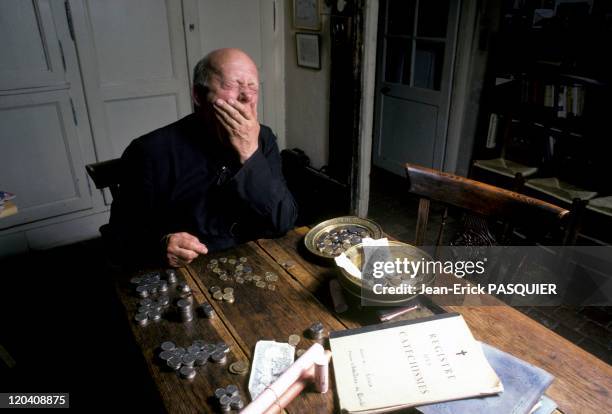 The Priest Account In Its In France In 1987 - Une heure du matin, le pretre ensommeille compte une derniere fois la quete de la grand-messe du...