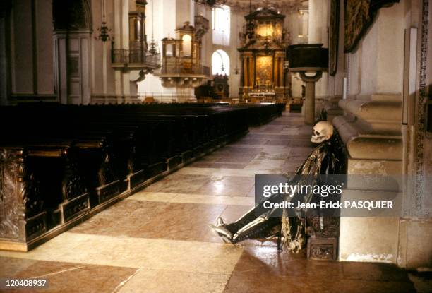 Salzburg, Austria in 1994 - The Death of the play Jedermannwriter Hugo Von Hofmannsthal 1874-1929) waits before performing inside the cathedral use...