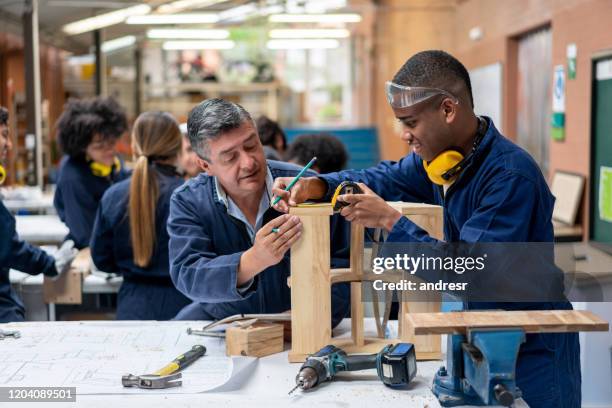 muebles de construcción de estudiantes de diseño industrial con la ayuda de su profesor - taller-de-carpintería fotografías e imágenes de stock