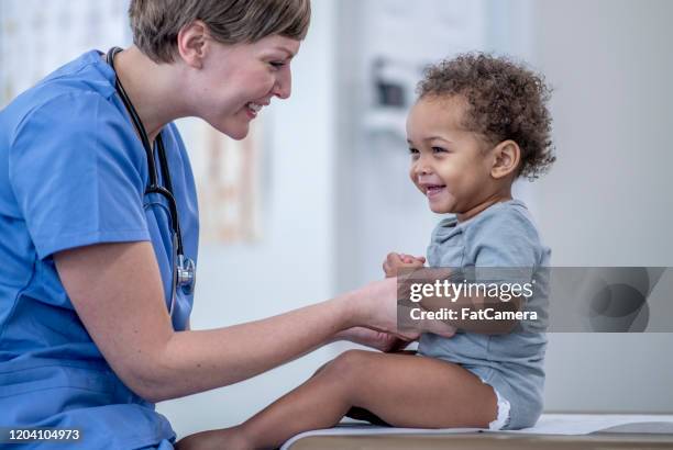 gelukkige peuter bij de de voorraadfoto van de kantvan de mening van artsen - cute nurses stockfoto's en -beelden