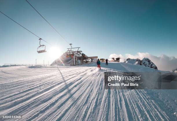 peaks and ski lifts  in zillertal valley in austria - teleférico veículo terrestre comercial - fotografias e filmes do acervo