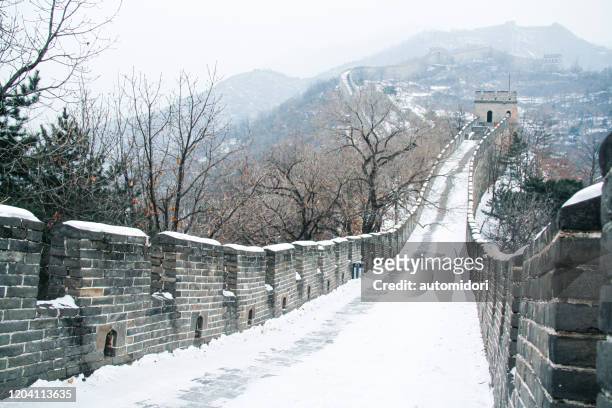 mutianyu great wall in winter - mutianyu stock pictures, royalty-free photos & images
