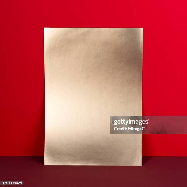 blank golden paper on red - blank sign stock-fotos und bilder