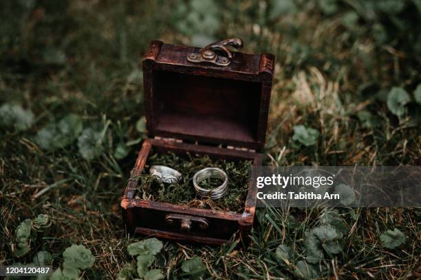 eheringe trauringe hochzeit ringe schatulle - trauringe stock pictures, royalty-free photos & images