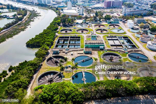 kläranlage - hochwinkelansicht - abwasser stock-fotos und bilder