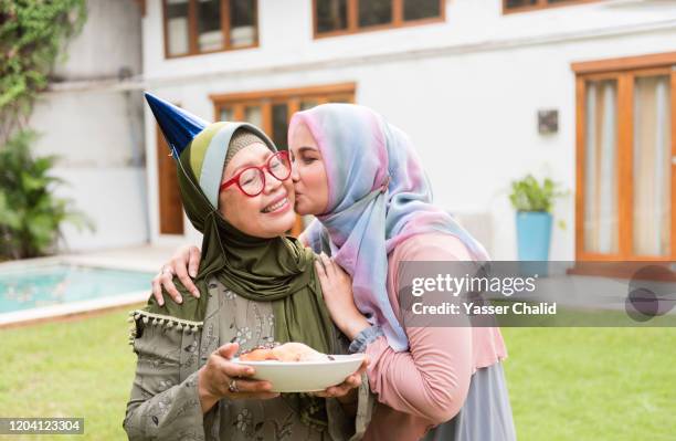 senior mother and daughter birthday - indonesischer archipel stock-fotos und bilder