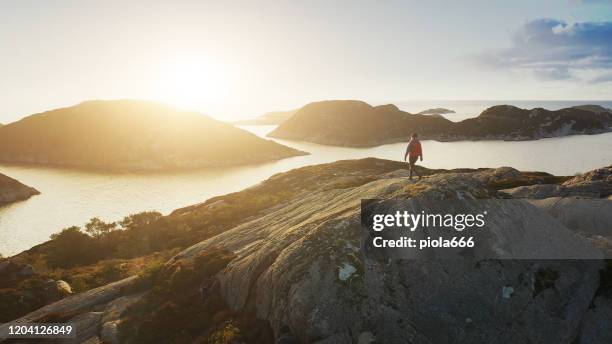 一個女人戶外冒險的無人機視圖：在挪威徒步旅行，在峽灣的山上 - 卑爾根 個照片及圖片檔