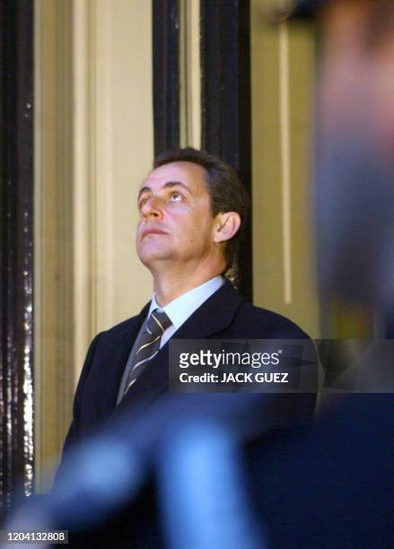 Le ministre de l'Intérieur Nicolas Sarkozy attend, le 05 janvier 2004 au ministère à Paris, les autres membres du gouvernement pour le traditionnel...