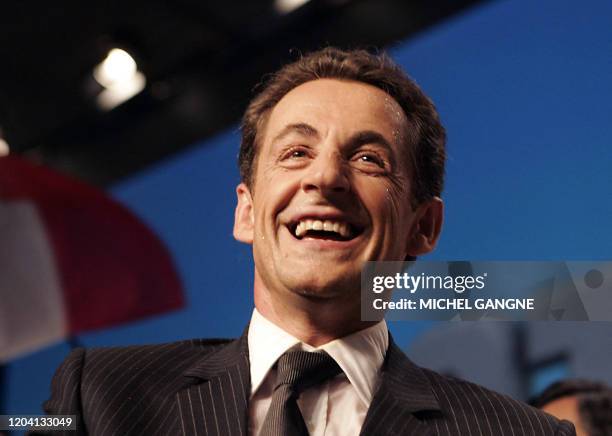 Le ministre de l'Intérieur Nicolas Sarkozy salue plusieurs militants de l'UMP après avoir prononcé un discours, le 22 juin 2006 au parc des...