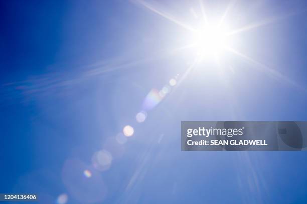 lens flare sunlight - sole foto e immagini stock