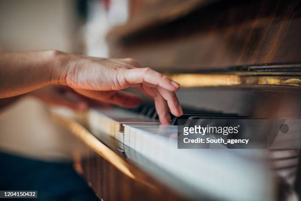 de pianist die van de vrouw piano speelt - piano stockfoto's en -beelden