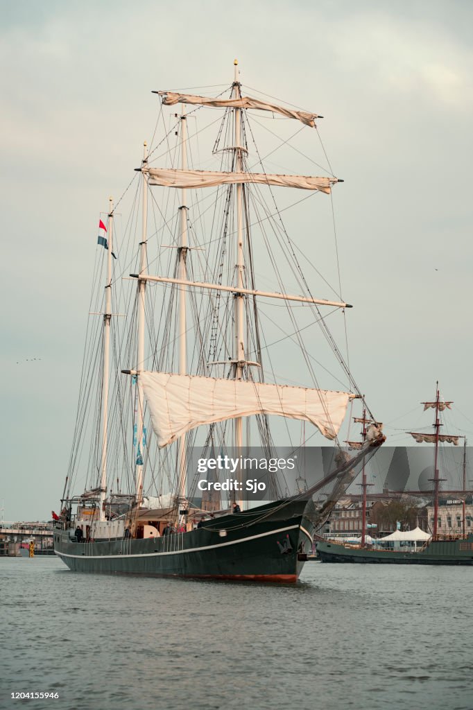 Altes Segelschiff am Fluss IJssel während des Sail Kampen Events 2018