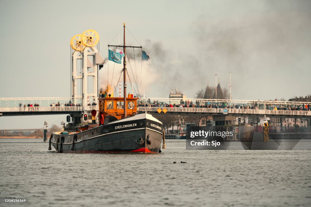 Antiguo barco de vapor en el río IJssel durante el evento Sail Kampen 2018
