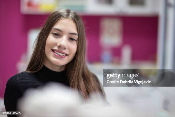fröhlicher teenager mit einem schönen lächeln - zahnarztstuhl stock-fotos und bilder