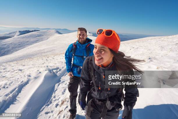 glück, wenn du da oben auf dem berg bist - winter sport stock-fotos und bilder