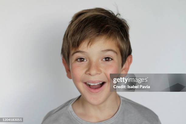 portrait of boy smiling - geöffneter mund stock-fotos und bilder