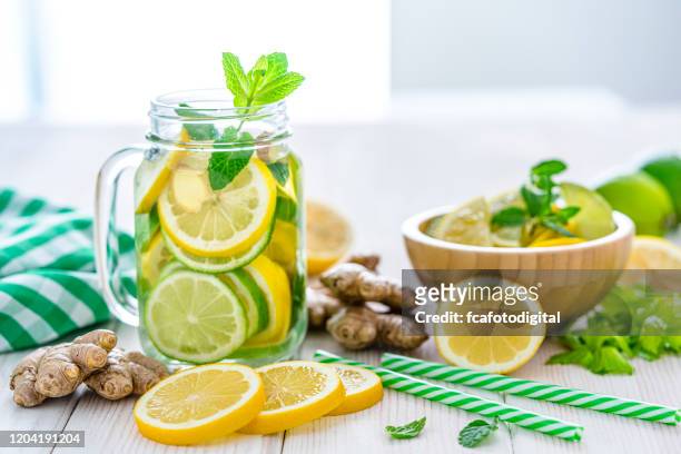 檸檬和姜在白桌上��注入水 - ginger 個照片及圖片檔