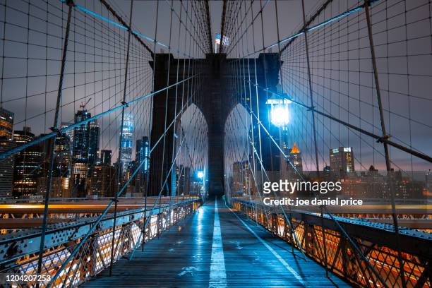 night, footpath, brooklyn bridge, lower manhattan, new york city, new york, america - brooklyn new york foto e immagini stock