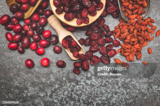 bayas rojas - fruta baya fotografías e imágenes de stock