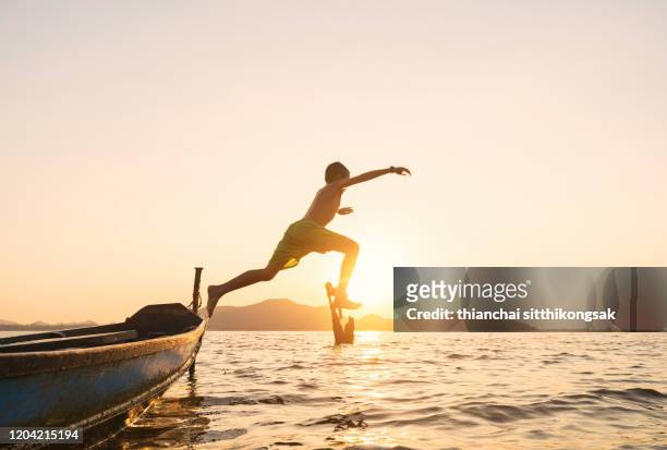 enjoy jumping - beach family jumping stock pictures, royalty-free photos & images