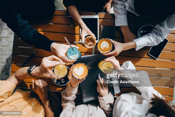 vista dall'angolo superiore di un gruppo di colleghi aziendali che bevono bevande con cannucce in acciaio inossidabile riutilizzabili e festeggiano dopo il lavoro - coffee meeting with friends foto e immagini stock