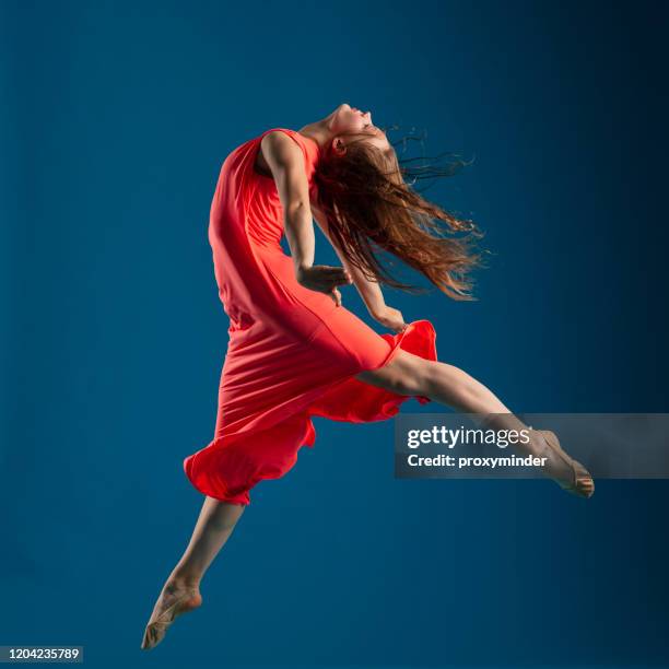 danseur dans la robe rouge sur le fond bleu - red dress photos et images de collection