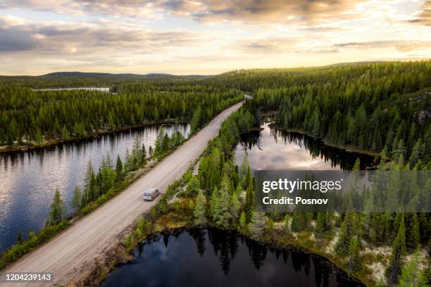 driving the trans-taiga road region in northern quebec - floresta de boreal imagens e fotografias de stock