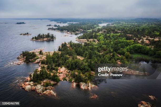 islands of georgian bay of lake huron at killarney provincial park - killarney canada stockfoto's en -beelden