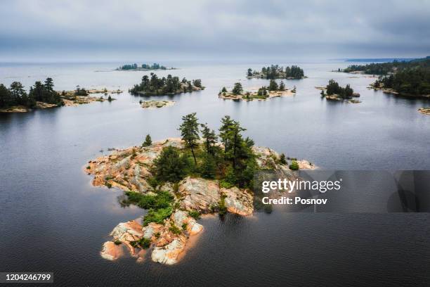 islands of georgian bay of lake huron at killarney provincial park - killarney canada stockfoto's en -beelden