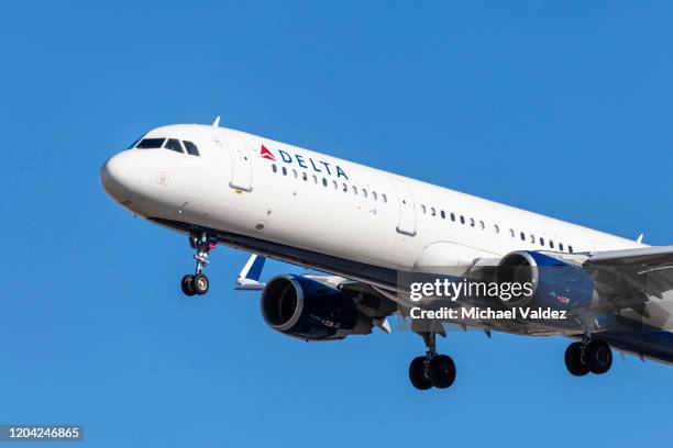 delta airlines prepares to land in las vegas, nevada. - delta airplane stock pictures, royalty-free photos & images