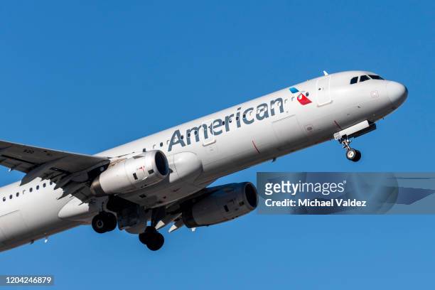 american airlines si prepara ad atterrare a las vegas, nevada. - american airlines foto e immagini stock