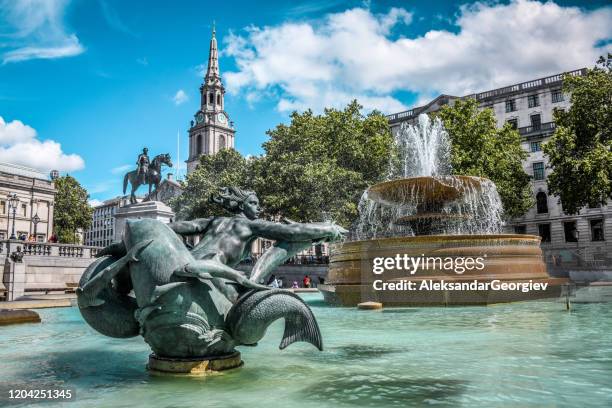 het standbeeld van de zeemeermin voor de nationale galerij van londen - poseidon statue stockfoto's en -beelden