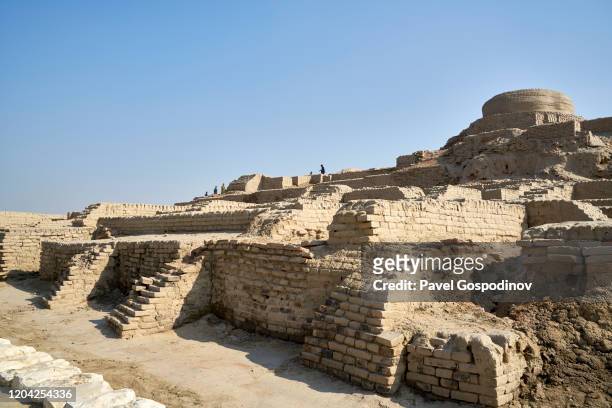 the ancient stupa - one of the best preserved parts of mohenjo daro in pakistan - archaeology stock pictures, royalty-free photos & images
