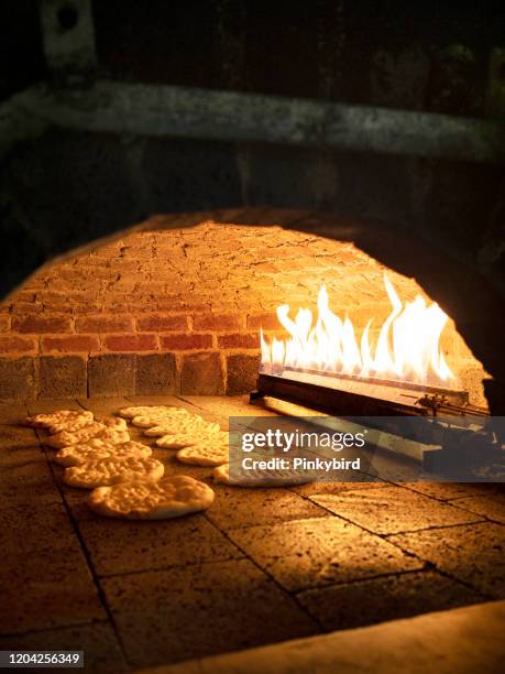 pitta brood in een bakstenen oven, bakstenen oven, steenoven, - lavash stockfoto's en -beelden