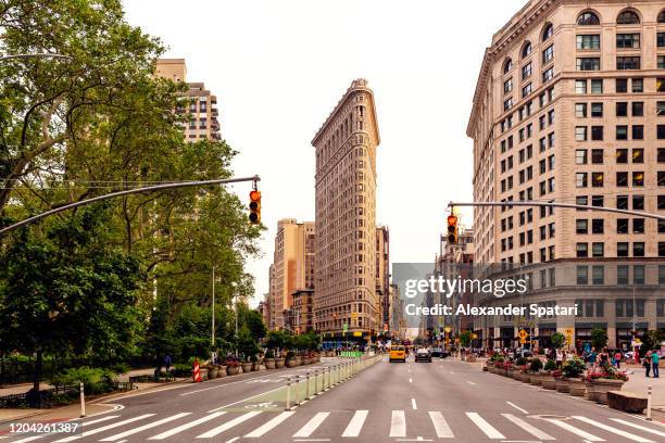 fifth avenue and flatiron building at manhattan, new york city, usa - flatiron building stockfoto's en -beelden