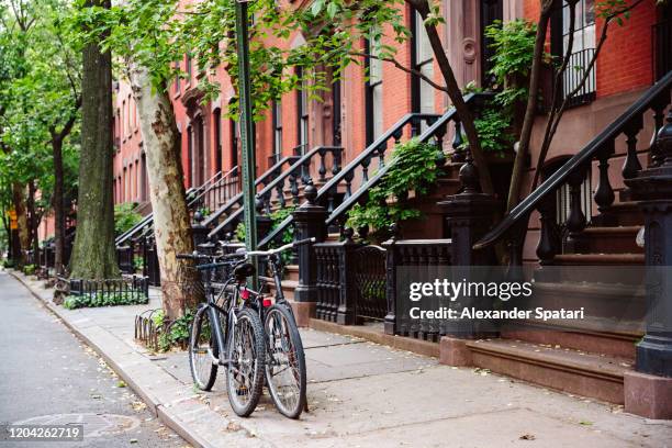 brownstone row houses and sidewalk in west village, new york city, usa - soho new york stockfoto's en -beelden