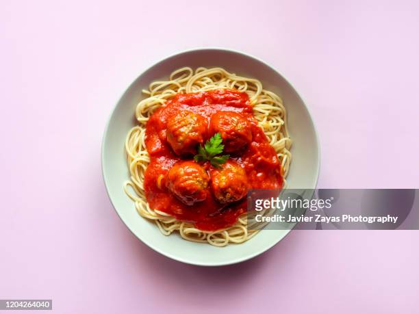 meatballs in spaghetti - plate fotografías e imágenes de stock
