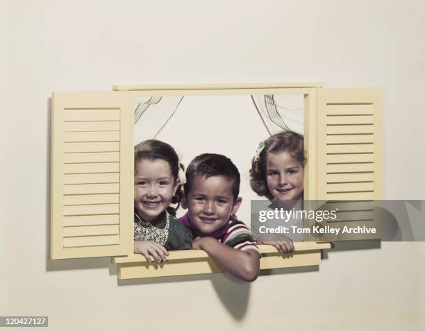 children looking through window, smiling, portrait - 1940 個照片及圖片檔