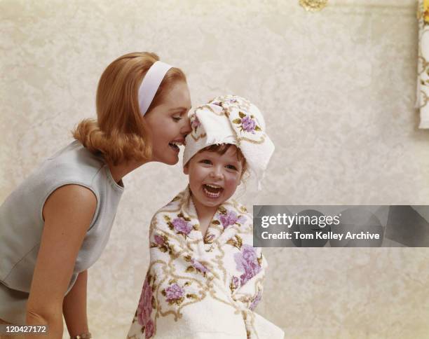 madre hija cuchicheaban en la oreja, sonriendo - mother daughter towel fotografías e imágenes de stock