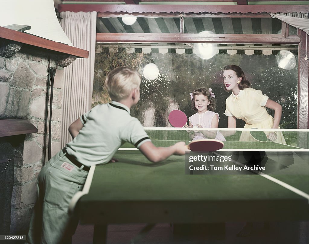 Familia jugando al tenis de mesa