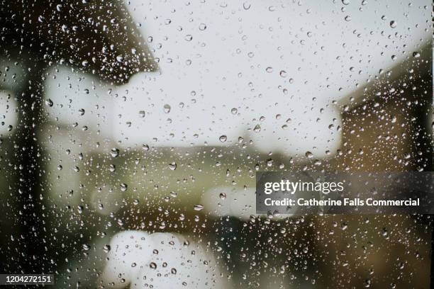 raindrops on a window - lluvia ácida fotografías e imágenes de stock