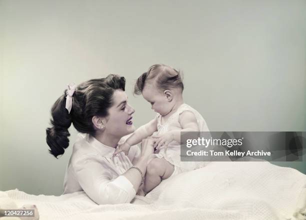 madre con bebé sonriente - de archivo fotografías e imágenes de stock