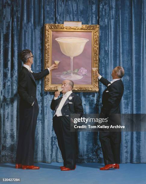 uomo brindando con cocktail in pittura - mani in tasca 1950 foto e immagini stock