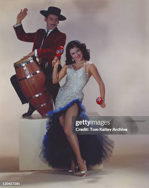 homem jogando tambor, mulher a segurar maraca - 1950s dance imagens e fotografias de stock