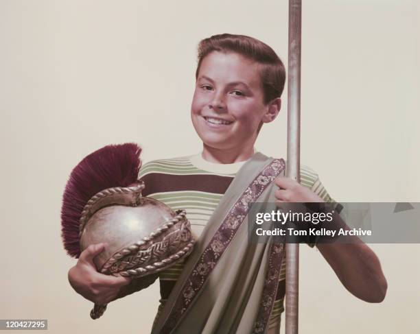 garoto segurando armas e lança, sorriso, retrato - 1956 - fotografias e filmes do acervo