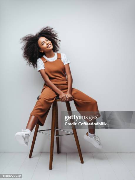 hermosa chica sonriente con peinado rizado - african kids stylish fotografías e imágenes de stock