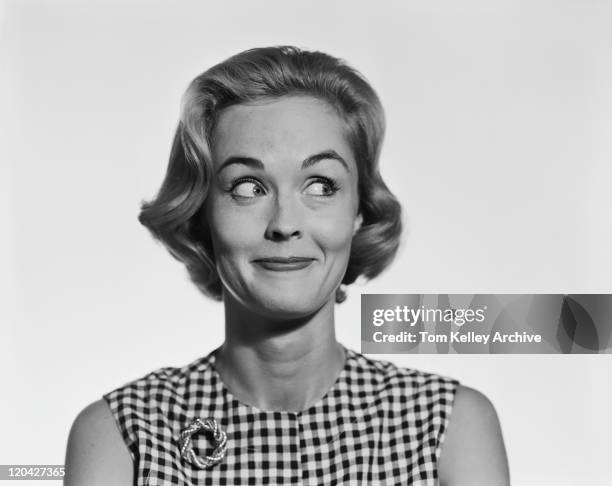 mujer joven sonriente en nuestros lateralmente, - años 60 fotografías e imágenes de stock