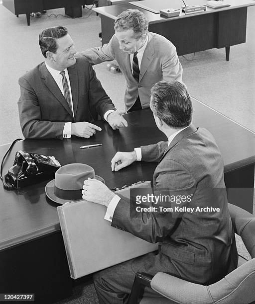 empresarios en debate en escritorio de oficina - 1962 fotografías e imágenes de stock